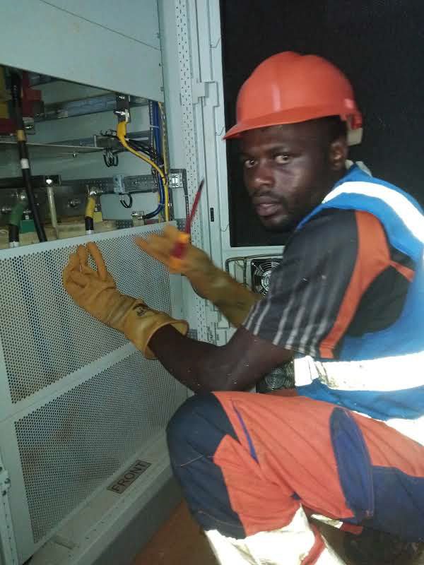 Technicien LMBECOPRO en équipement de protection contrôlant une armoire électrique