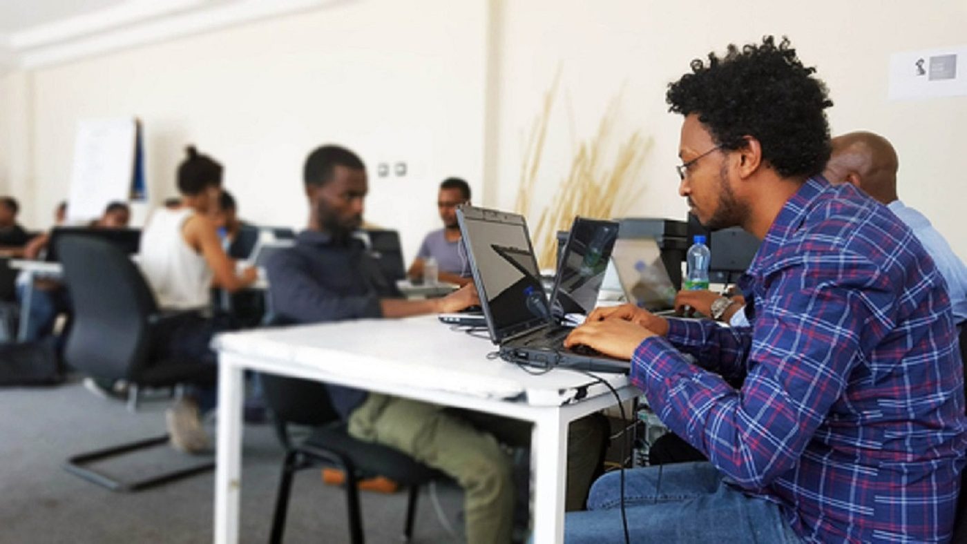 Équipe LMBECOPRO au bureau d'études, devant des ordinateurs portables