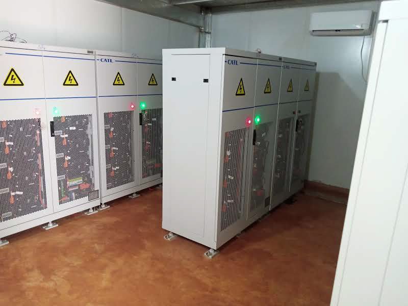 Rangée d'armoires électriques dans un local technique
